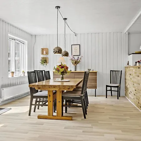 4 Bedroom Lovely In بيت للعطل