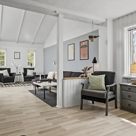 Semesterbostad 4 Bedroom Lovely In